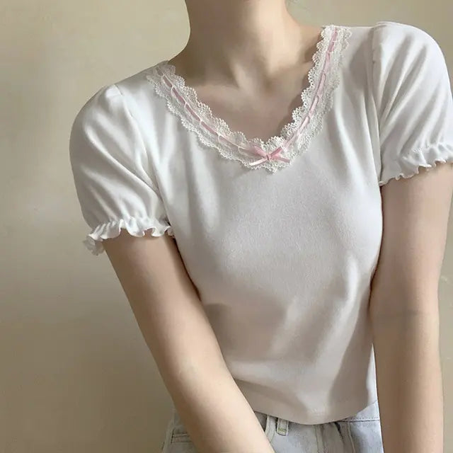 Camiseta blanca para chica dulce, cinta de encaje con cuello en V, manga abombada con lazo, Camiseta ajustada de algodón, ropa Kawaii, Tops de verano