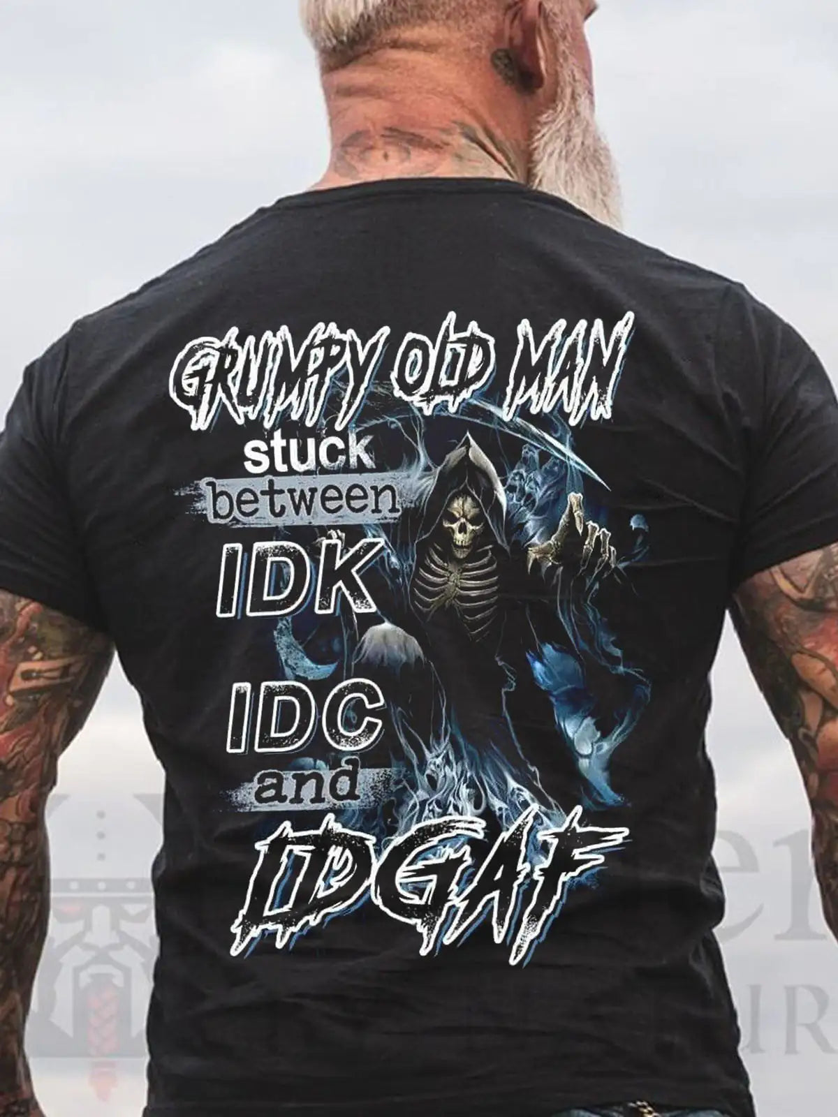 Camiseta para hombre viejo gruñón atrapado entre IDK, IDC e IDGAF